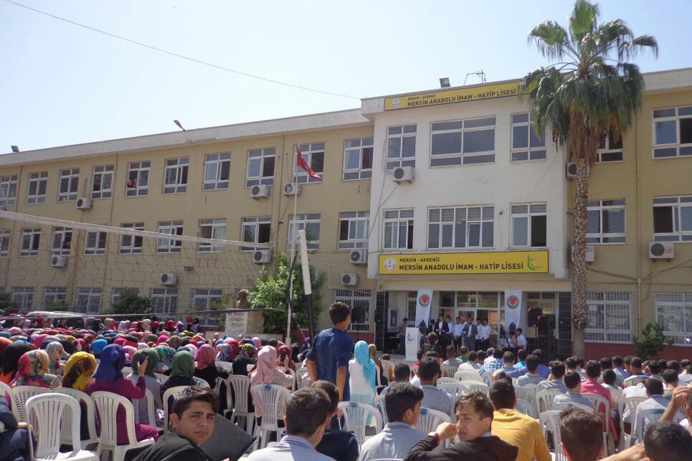 Mersin’de imam hatipliler Kutlu Doğum programı düzenledi Mersin’de imam hatipliler Kutlu Doğum programı düzenledi